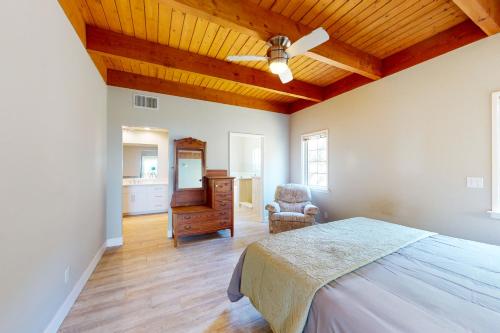 ein Schlafzimmer mit einem Bett und einer Holzdecke in der Unterkunft Yosemite in Ahwahnee in Ahwahnee