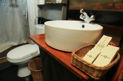 een badkamer met een wastafel en een toilet bij Mahoora - Yala by Eco Team in Yala