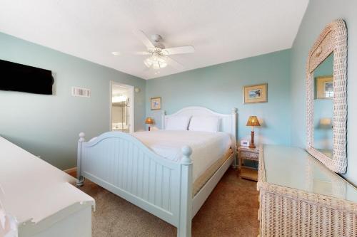 una camera con letto bianco e ventilatore a soffitto di Sea Cabin 2D a Destin