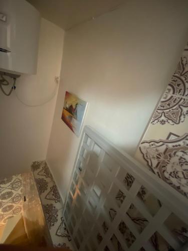 Zimmer mit einer Treppe, einem Bett und einem Tisch in der Unterkunft Maison traditionnelle de lahbib in Rabat