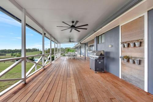 Palmers Lane On Vineyard 5br Homestead with Poolにあるバルコニーまたはテラス