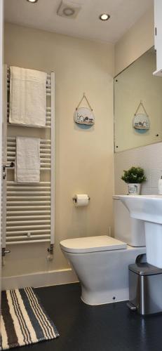 bagno con servizi igienici bianchi e lavandino di The West Wick House a Weston-super-Mare