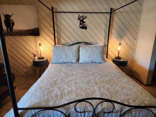 een bed in een slaapkamer met 2 lampen op tafels bij New listing! - Great location, mountains view, walk to ski lift in Mammoth Lakes