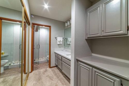 een badkamer met een douche, een wastafel en een toilet bij New listing! - Great location, mountains view, walk to ski lift in Mammoth Lakes