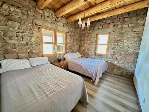 Кровать или кровати в номере Stone House Lodge