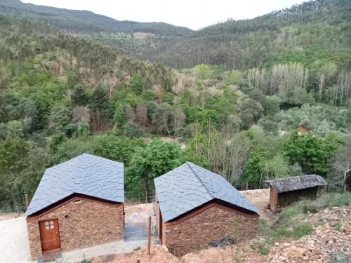 uma vista aérea de uma casa com telhados de ardósia em Moinhos do Paiva em Castelo de Paiva