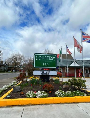 a sign for a courthouse inn in front of a building at Courtesy Inn Downtown Eugene in Eugene