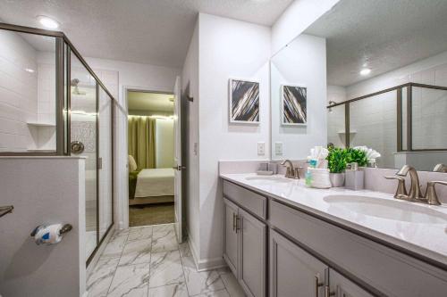uma casa de banho branca com um lavatório e um chuveiro em Modern Villa with Game Room at Storey Lake Resort em Kissimmee