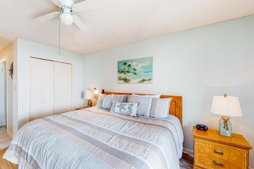 Un dormitorio con una cama y un ventilador de techo. en Buena Vista 405, en Gulf Shores