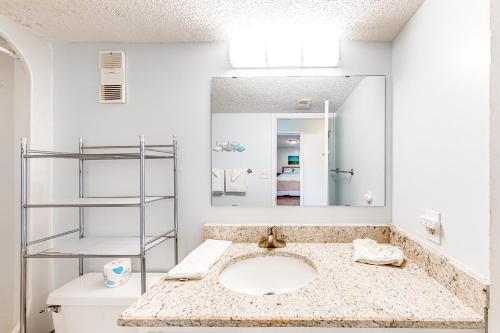 un baño con lavabo y espejo en Buena Vista 405, en Gulf Shores