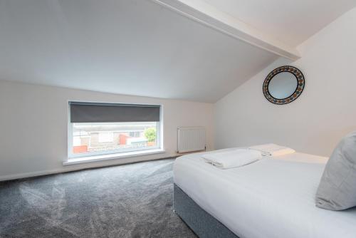een witte kamer met een bed en een raam bij Free Parking Spacious Leisure Near National Park in Lackenby