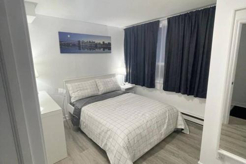 um pequeno quarto com uma cama e uma janela em Central, convenient and comfortable 3 Bedrooms house near downtown Gatineau/Ottawa with free parking em Gatineau