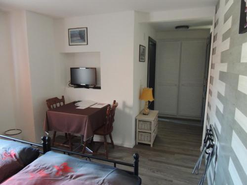 TV a/nebo společenská místnost v ubytování Hotel de la Gare
