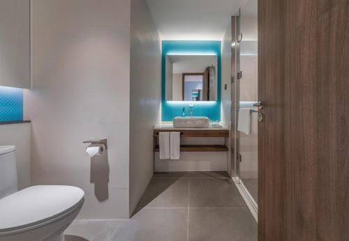 a bathroom with a white toilet and a sink at Holiday Inn Express Linyi North New District by IHG in Linyi