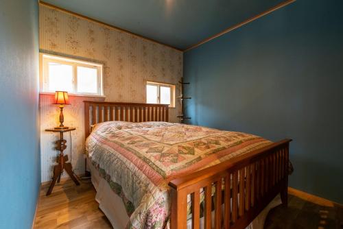 大村市的住宿－鉢巻山荘，一间卧室设有一张床和一个窗口