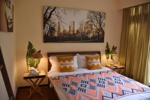 恒春鎮にあるSouth Island 206のベッドルーム1室(ベッド1台付)が備わります。壁に絵が飾られています。