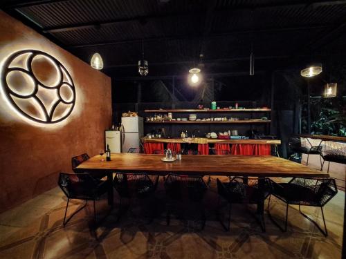CASA FOTR LOCO في أوفيتا: طاولة خشبية كبيرة في غرفة مع كراسي