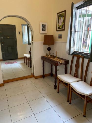 pasillo con mesa, sillas y puerta en El oasis de Cris en Mar del Plata