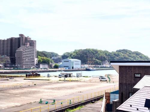 a view of a body of water and a city at 酒と宿と不動産-yado- in Yokosuka