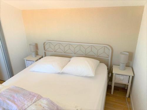 une chambre avec un lit avec deux tables et deux lampes dans l'établissement Maison de vacances près plage et commerces avec jardinet, parking privé et équipements complets - FR-1-22-165, à La Tranche-sur-Mer