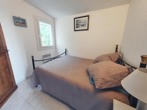 - une chambre avec des lits jumeaux et une fenêtre dans l'établissement 2 pièces avec terrasse en bord de mer - Parking - FR-1-338-96, à Sète