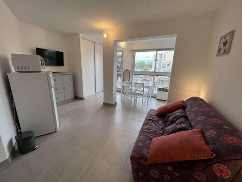 Fotografia z galérie ubytovania Studio climatisé 2 pers, lave-vaisselle, centre-ville, parking, près commerces et plage - FR-1-702-54 v destinácii Cap d'Agde