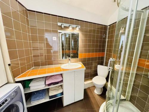 une salle de bain avec un lavabo, des toilettes et une douche dans l'établissement Maison Arcachon: proche centre, plage et parc. Terrasse ensoleillée, 2 mezzanines, animaux acceptés. - FR-1-433-101, à Arcachon