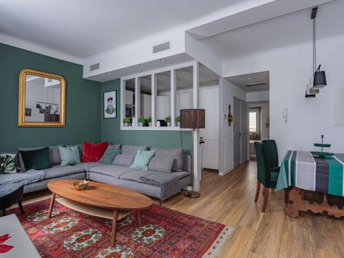 un salon avec un canapé et une table dans l'établissement Plein Centre Historique, Plage à 2 Pas, 3 Étoiles, Appartement Rénové, 1 Chambre - FR-1-4-671, à Saint-Jean-de-Luz