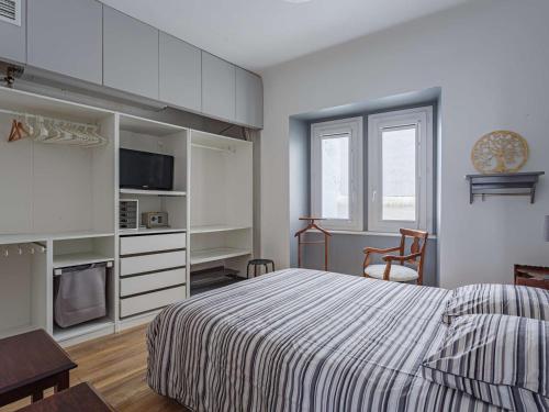 biała sypialnia z łóżkiem, stołem i krzesłem w obiekcie Plein Centre Historique, Plage à 2 Pas, 3 Étoiles, Appartement Rénové, 1 Chambre - FR-1-4-671 w mieście Saint-Jean-de-Luz