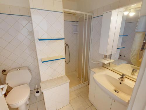 une salle de bain avec toilettes, douche et lavabo dans l'établissement Appartement spacieux avec terrasse face mer à Menton, proche plages et centre-ville - FR-1-196-327, à Menton