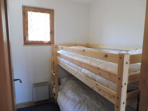 two bunk beds in a room with a window at Appartement Crest-Voland, 3 pièces, 4 personnes - FR-1-595-76 in Crest-Voland