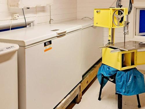 a washing machine in a laboratory with a yellow machine at Holiday home Nuvsvåg 