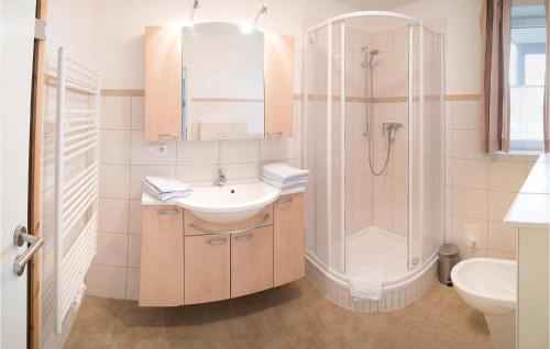 Beautiful Apartment In Rechlin With Sauna في ريكلين: حمام مع حوض ودش