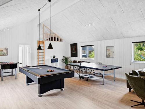 Frederiksværkにある24 person holiday home in Frederiksv rkの卓球台2台