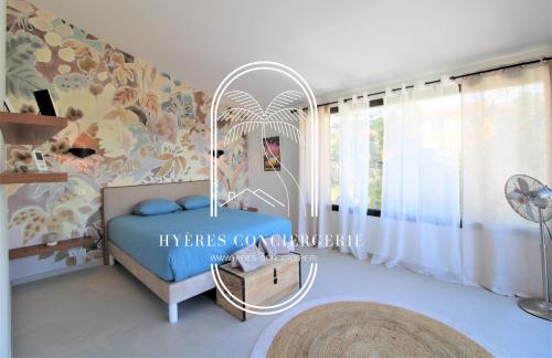 A bed or beds in a room at Villa l'Arbanaise vue mer piscine presqu'Ile Giens BY HC