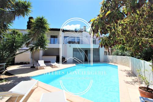 une piscine devant une maison dans l'établissement Villa l'Arbanaise vue mer piscine presqu'Ile Giens BY HC, à Hyères