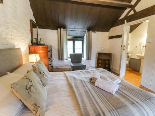 una camera da letto con un letto con un animale di peluche sopra di The Corn Store a Corwen