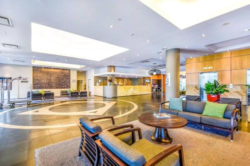 Χώρος καθιστικού στο ZEN88 Esplanade: 3-BR Luxury Suite Near Waterfront