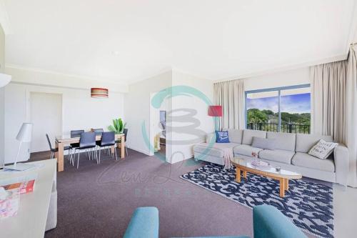 Χώρος καθιστικού στο ZEN88 Esplanade: 3-BR Luxury Suite Near Waterfront