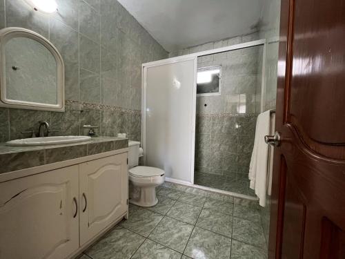 W łazience znajduje się toaleta, umywalka i prysznic. w obiekcie La Casa Bonita de Pueblo Nuevo w mieście El Pueblito