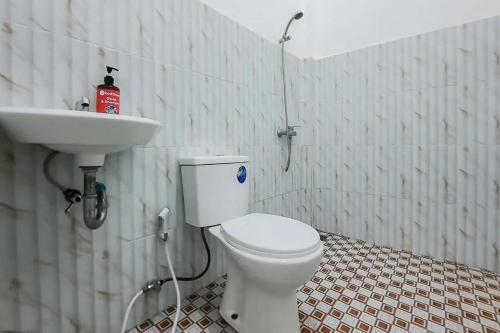 ห้องน้ำของ RedDoorz at Permana Homestay near Supadio Airport Pontianak
