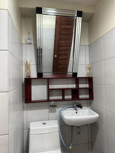 セブシティにあるJojies Crib Horizons101 one bedroom Suite Penthouseの洗面台、トイレ、鏡のあるバスルーム