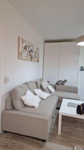 un soggiorno con divano e tavolo di Studio jardin et terrasse a Corbeil-Essonnes