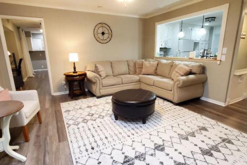 uma sala de estar com um sofá e uma mesa em Charming Mid-Century Home in Central Location em Springfield