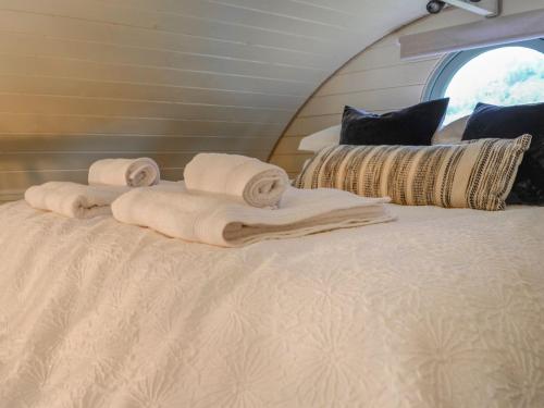 une pile de serviettes assises au-dessus d'un lit dans l'établissement Bracken - Uk34842, à Straiton