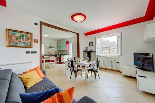 een woonkamer met een bank en een tafel bij Il Giardino In Montagna Child Friendly - Happy Rentals in Tenno