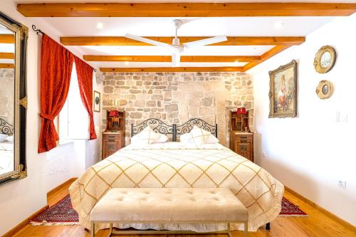 um quarto com uma cama e uma parede de pedra em Luxury Villa AMMARULLA in Split CENTRE em Split