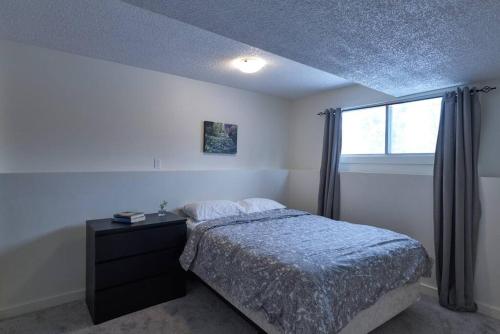 una camera da letto con un letto e una finestra di 2bedroom suite w/ great access into & out the city - 7818 a Calgary