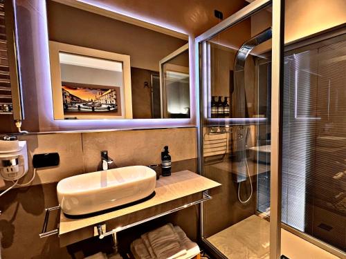 een badkamer met een wastafel en een douche bij Fabio Massimo Guest House in Rome