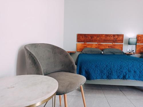 um quarto com uma cama, uma mesa e cadeiras em Your Bedroom em Puerto Peñasco